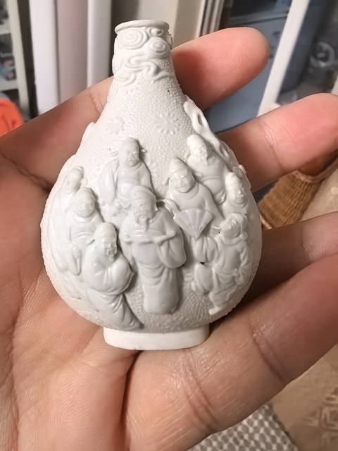 古玩陶瓷珍珠地白釉堆塑人物紋鼻煙壺真品鑒賞圖
