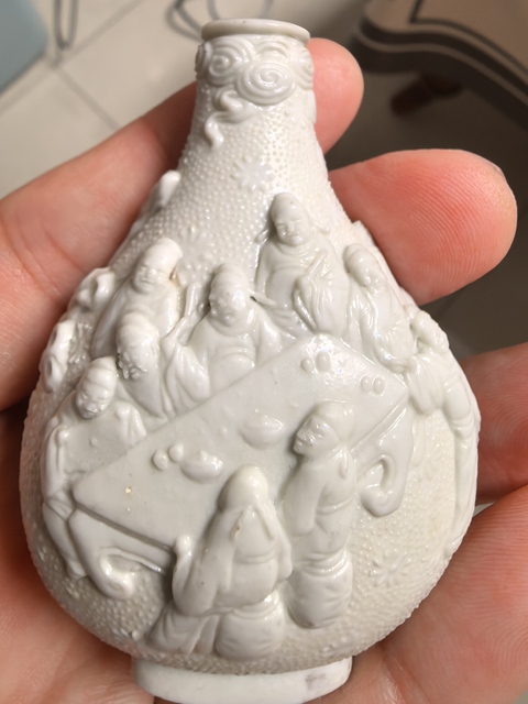 古玩陶瓷珍珠地白釉堆塑人物紋鼻煙壺真品鑒賞圖