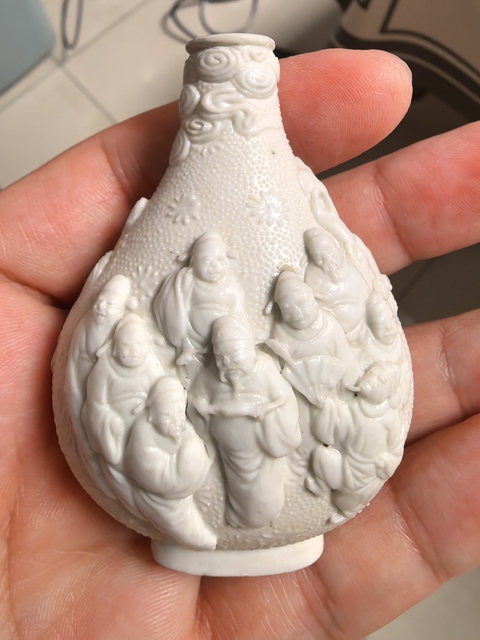 古玩陶瓷珍珠地白釉堆塑人物紋鼻煙壺真品鑒賞圖