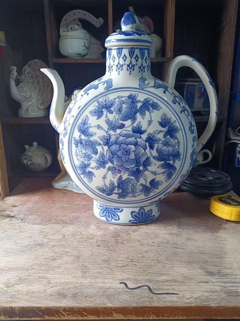 古玩陶瓷花卉紋青花執壺真品鑒賞圖