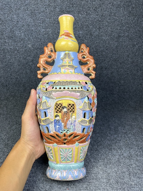 古玩陶瓷粉彩鏤空堆塑人物故事紋賞瓶拍賣,當前價格10800元