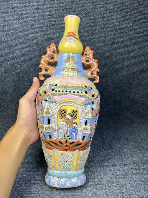 古玩陶瓷粉彩鏤空堆塑人物故事紋賞瓶拍賣,當前價格10800元