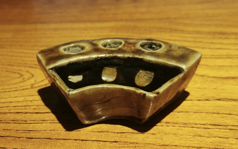 古玩陶瓷黃釉筆插真品鑒賞圖