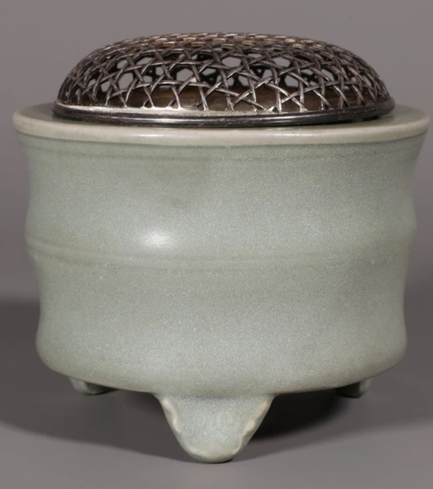 古玩陶瓷回流龍泉三足香爐真品鑒賞圖