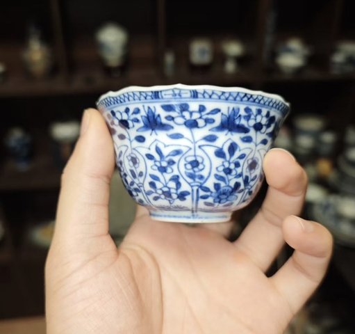 古玩陶瓷花卉紋青花杯真品鑒賞圖