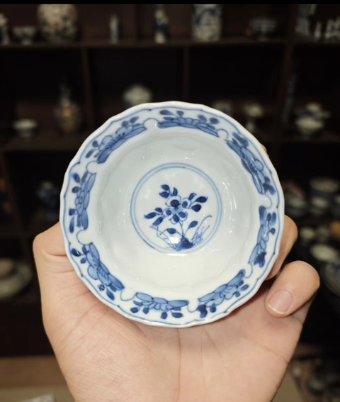古玩陶瓷花卉紋青花杯真品鑒賞圖