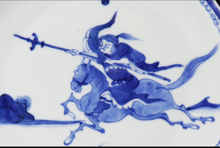 古玩陶瓷刀馬人青花盤真品鑒賞圖