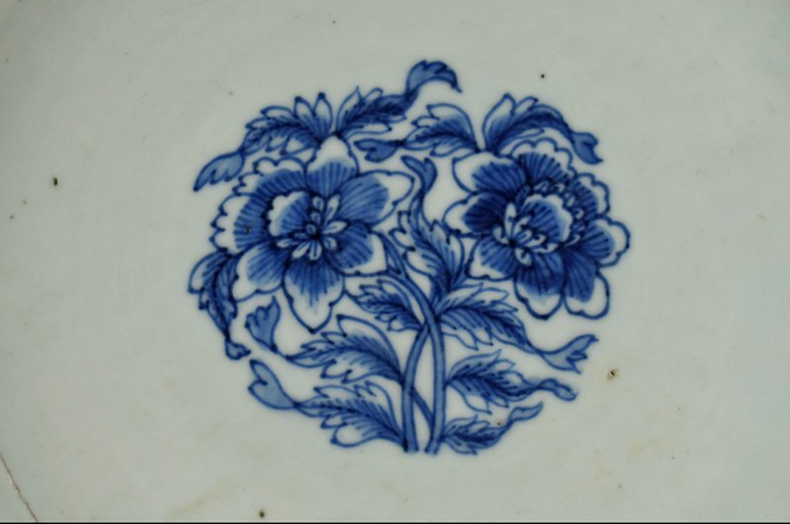 古玩陶瓷花卉紋青花盤真品鑒賞圖