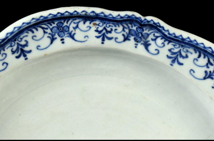 古玩陶瓷花卉紋青花盤真品鑒賞圖