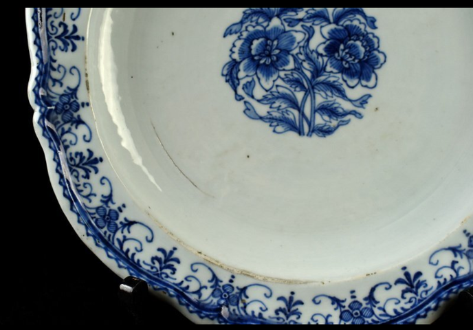 古玩陶瓷花卉紋青花盤真品鑒賞圖
