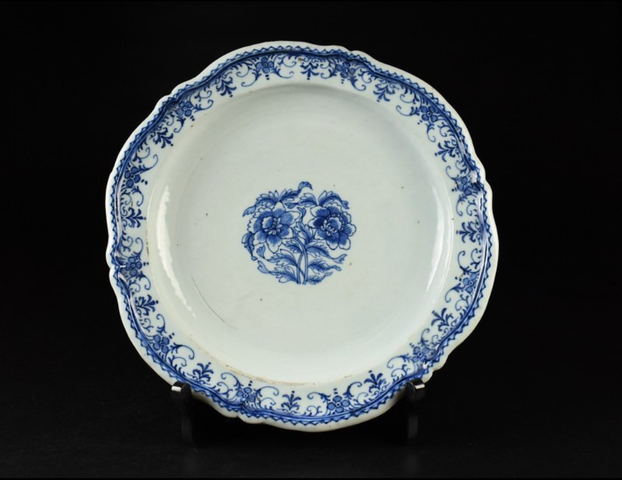 古玩陶瓷花卉紋青花盤真品鑒賞圖