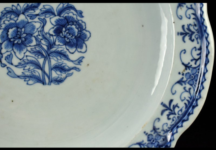 古玩陶瓷花卉紋青花盤真品鑒賞圖