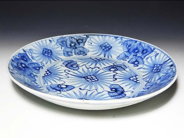 古玩陶瓷花卉紋青花盤真品鑒賞圖