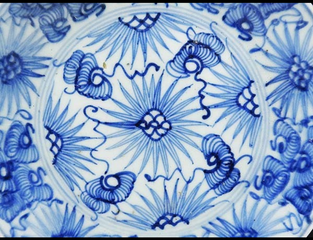 古玩陶瓷花卉紋青花盤真品鑒賞圖