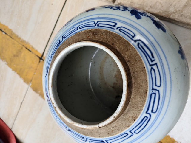古玩陶瓷青花花卉紋罐真品鑒賞圖