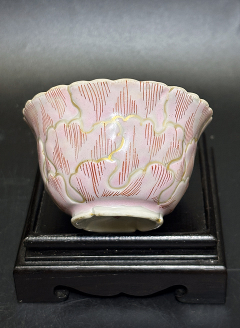 古玩陶瓷松鼠葡萄紋粉彩杯真品鑒賞圖