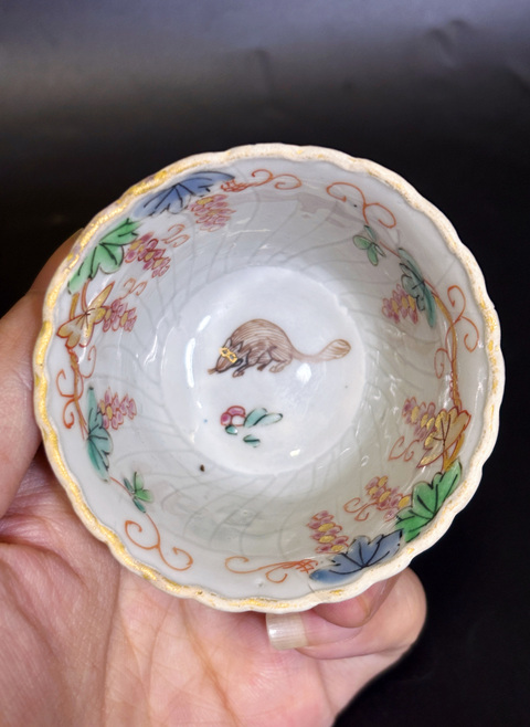 古玩陶瓷松鼠葡萄紋粉彩杯真品鑒賞圖