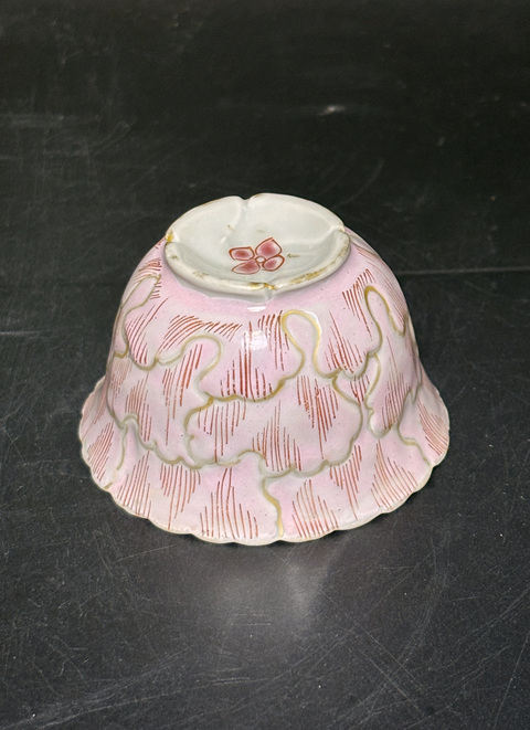 古玩陶瓷松鼠葡萄紋粉彩杯真品鑒賞圖