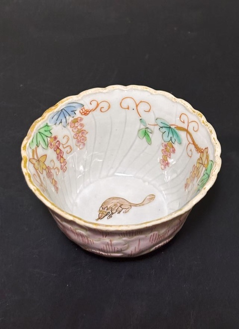 古玩陶瓷松鼠葡萄紋粉彩杯真品鑒賞圖