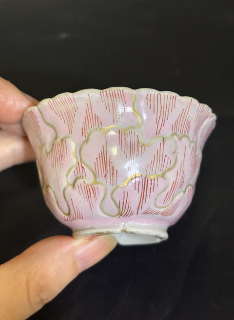 古玩陶瓷松鼠葡萄紋粉彩杯真品鑒賞圖