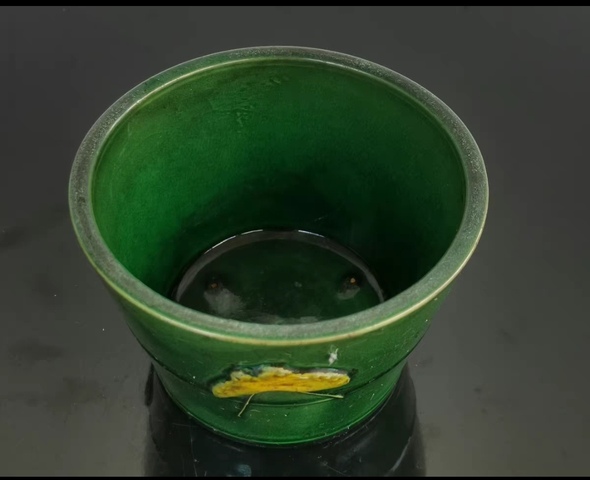 古玩陶瓷蝶紋素三彩缸真品鑒賞圖