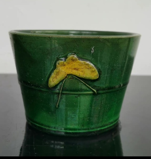 古玩陶瓷蝶紋素三彩缸真品鑒賞圖