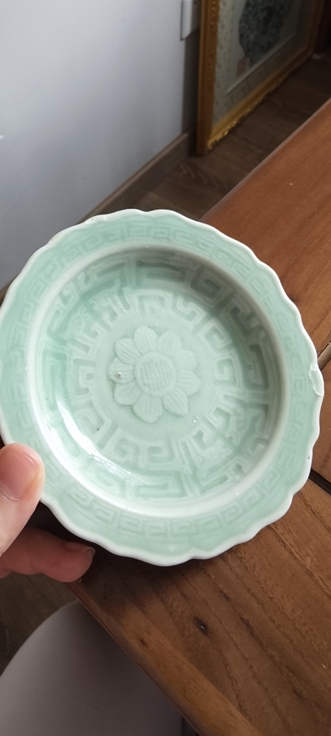 古玩陶瓷豆青釉印花盤真品鑒賞圖