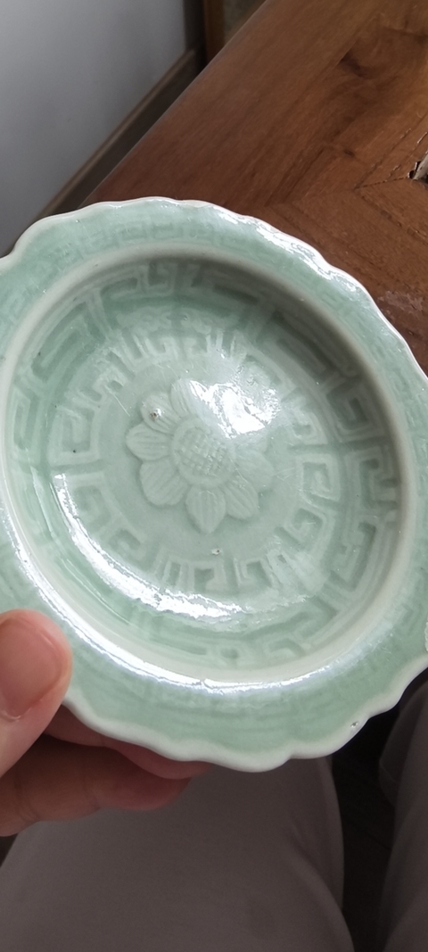 古玩陶瓷豆青釉印花盤真品鑒賞圖