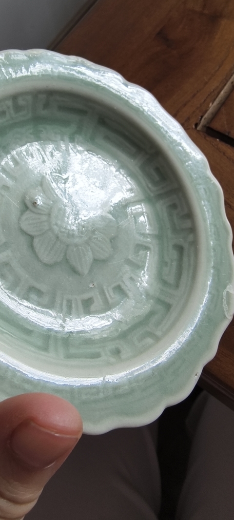古玩陶瓷豆青釉印花盤真品鑒賞圖