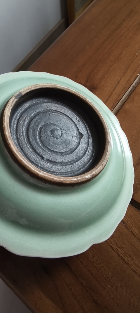 古玩陶瓷豆青釉印花盤真品鑒賞圖