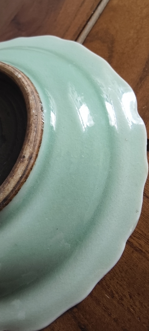 古玩陶瓷豆青釉印花盤真品鑒賞圖