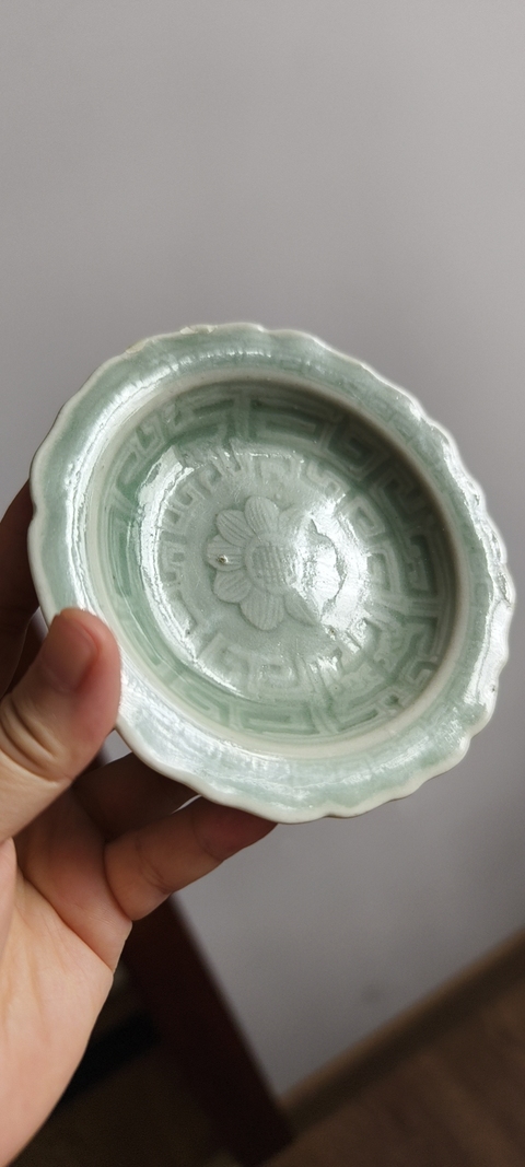 古玩陶瓷豆青釉印花盤真品鑒賞圖
