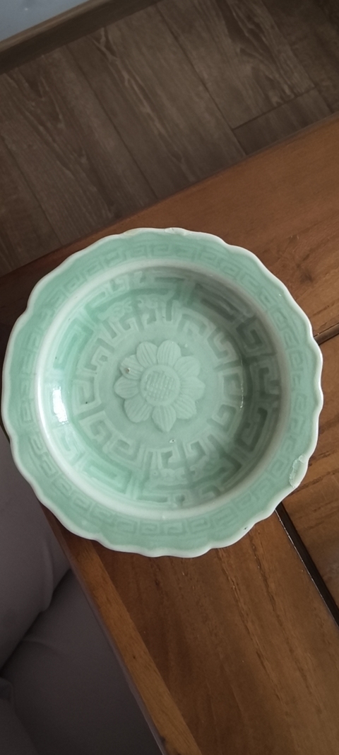 古玩陶瓷豆青釉印花盤真品鑒賞圖
