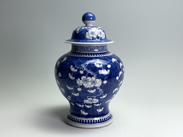 古玩陶瓷清晚期·青花留白冰梅紋將軍罐拍賣,當前價格798元