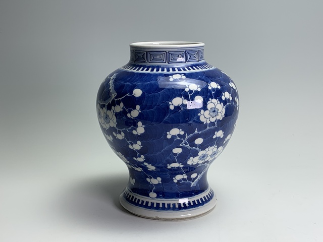 古玩陶瓷清晚期·青花留白冰梅紋將軍罐拍賣,當前價格798元