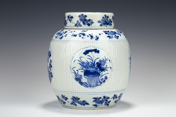 古玩陶瓷清康熙·青花開窗洞石花卉紋瓜棱蓋罐拍賣，當前價格2127元