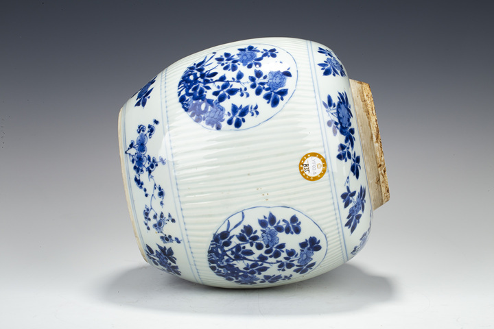 古玩陶瓷清康熙·青花開窗洞石花卉紋瓜棱蓋罐拍賣，當前價格2127元