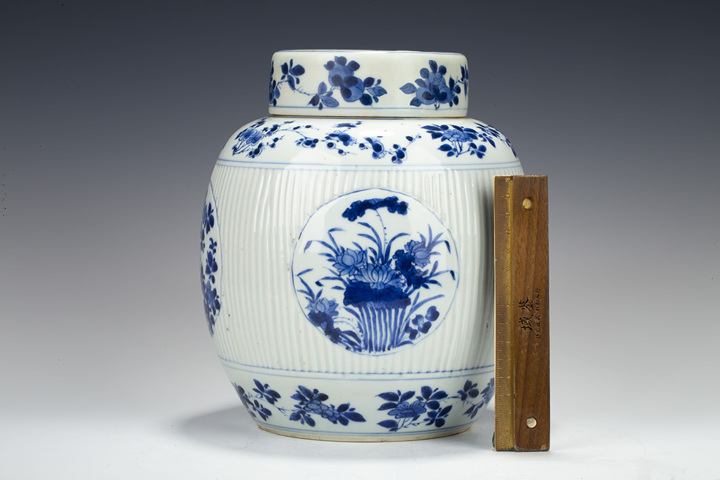 古玩陶瓷清康熙·青花開窗洞石花卉紋瓜棱蓋罐拍賣，當前價格2127元