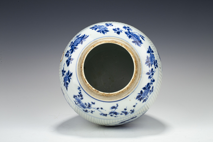 古玩陶瓷清康熙·青花開窗洞石花卉紋瓜棱蓋罐拍賣，當前價格2127元