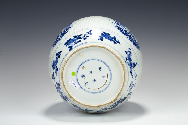 古玩陶瓷清康熙·青花開窗洞石花卉紋瓜棱蓋罐拍賣，當前價格2127元