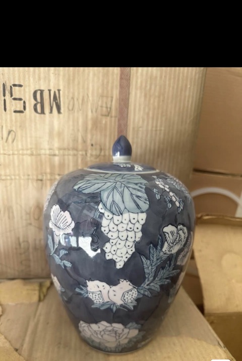 古玩陶瓷花卉紋冬瓜罐真品鑒賞圖