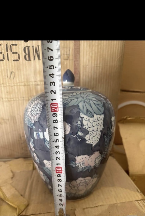 古玩陶瓷花卉紋冬瓜罐真品鑒賞圖