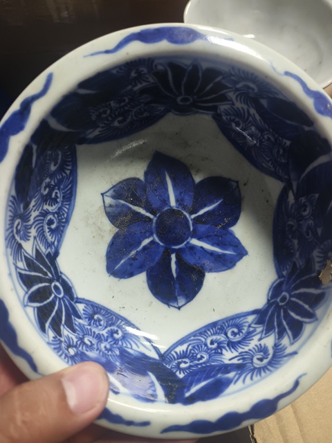 古玩陶瓷花蝶紋玉璧底青花碗真品鑒賞圖