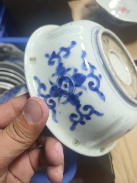 古玩陶瓷花蝶紋玉璧底青花碗真品鑒賞圖