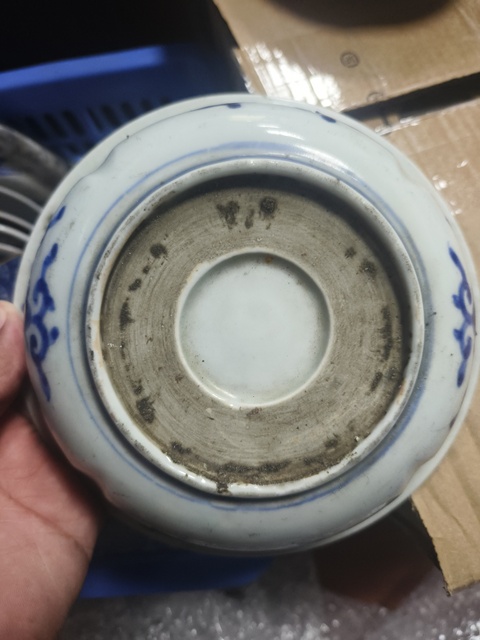 古玩陶瓷花蝶紋玉璧底青花碗真品鑒賞圖