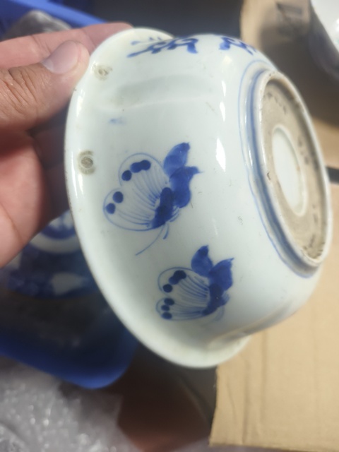 古玩陶瓷花蝶紋玉璧底青花碗真品鑒賞圖