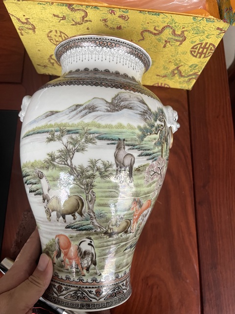 古玩陶瓷粉彩八駿圖雙耳尊真品鑒賞圖