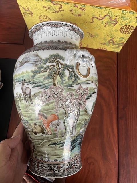 古玩陶瓷粉彩八駿圖雙耳尊真品鑒賞圖
