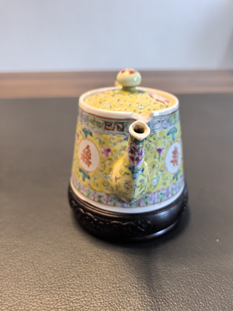 古玩陶瓷大清光緒年製官窯款黃地粉彩萬壽無疆茶壺拍賣,當前價格980元