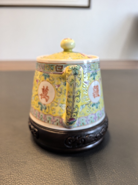 古玩陶瓷大清光緒年製官窯款黃地粉彩萬壽無疆茶壺拍賣,當前價格980元